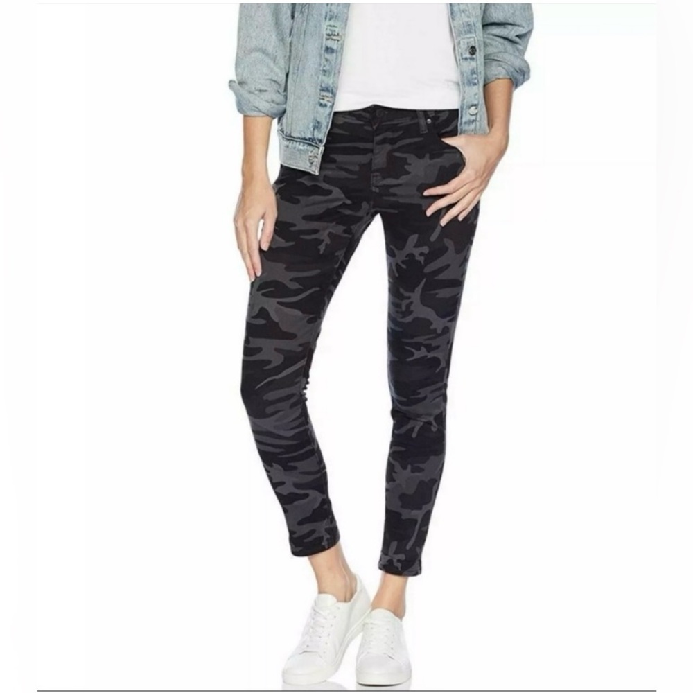 NWOT Levi 721 Black and grey camo high rise skinny 5 pocket jeans. Zip front